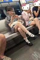 地铁上的女大学生
