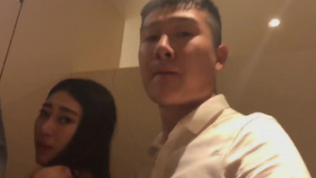 约良家吃饭真空来的果断厕所去打一炮