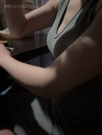 179【刺激惊险】在外面的西餐厅的卡座上把嫂子操了。差点被发现！