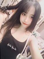 反差母狗学生妹在宿舍自拍裸照