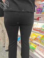 商店里面的少妇黑色紧身裤