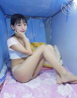 高中萝莉小女友，穿开裆给我看，几把已经痒痒想插进去这么紧的逼了。已成年2