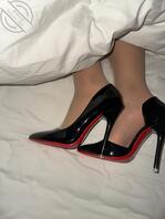 女朋友的丝袜脚红底高跟0