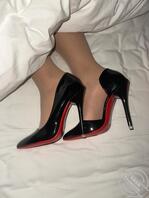 女朋友的丝袜脚红底高跟1