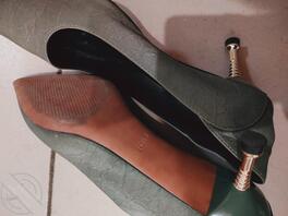 自慰的时候看到儿子喜欢高跟鞋，没有鱼嘴，喜欢妈妈的细高跟吗？很多污垢