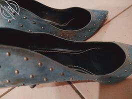 自慰的时候看到儿子喜欢高跟鞋，没有鱼嘴，喜欢妈妈的细高跟吗？很多污垢1