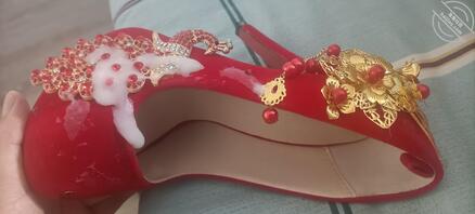 给女儿的婚鞋打胶1