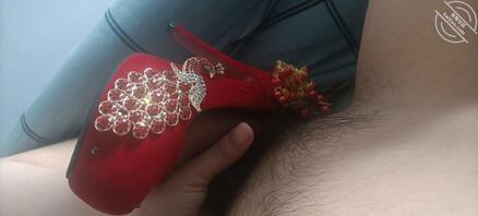 给女儿的婚鞋打胶