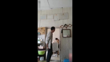 老公在楼下打麻将老婆被拉到楼上操的死去活来太刺激了