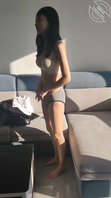【嫩妹】嫩妹脱光，在大哥摄像头下开始情不自禁的自摸～1