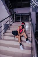 就喜欢把逼露出来---懂小姐姐健身房内，人前，大胆脱衣露出！1