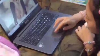 真实父女乱伦，禽兽父亲忽悠女儿和自己做爱，玩弄女儿小穴