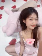 看到大鸡吧母狗终于同意露半脸，来一起操烂这个骚逼，把精液全部射进母狗逼内0