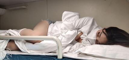 卧铺偷拍美女睡觉走光0