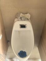 偷偷溜进男厕所露出，并把内裤留在厕所里1