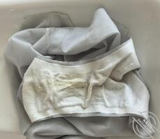 偷偷溜进男厕所露出，并把内裤留在厕所里2