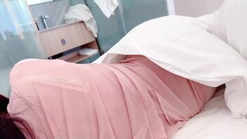 24 视频贴，嫂子主动勾引我出来，在房间迫不及待的想被我操。