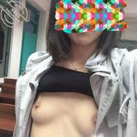 记得小时候用沐浴露放在妹妹的私密处,就开始磨蹭着【2】1