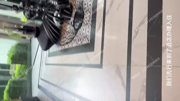 【真实原创】极品06年留学生被轮流猛操 逼都干肿了 