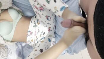 你跟我闺蜜你俩在我床上玩挺刺激?我说姐下次咱三一起玩 给我一巴掌1