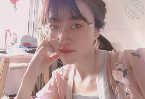 志同道合的眼镜妹相约春游露出0