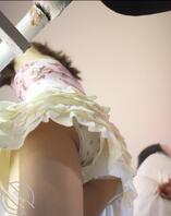 景区打卡拍照美女的裙底,颜值还是不错滴2