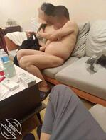 【真实绿母】大神成功拿下自己妈妈，而且约单男一起3P！真是开了眼了，而且2