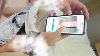 母狗女儿在看网友的回复，说想吃大鸡吧。今天才发现女儿有性瘾。