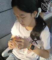 我作为父亲,对着准大一的女儿发情,想把女儿推倒。2