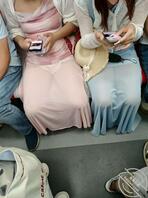 地铁上遇到的精神小妹，年轻就是好