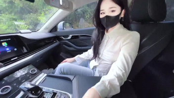 带同事老婆野外车震非常情趣，操着又白又嫩的小穴内射