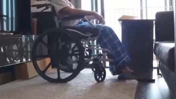 硬核乱伦系列，瘫痪爷爷看到孙女被操后失控