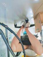 办公室桌下偷拍熟女同事肉丝内裤1