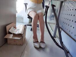 办公室桌下偷拍熟女同事肉丝内裤2