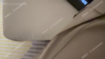 【真实原创】操喷骚到极致的极品女留学生，水声回荡整个房间