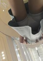 商场拍到了两个超短裙小姐姐的内裤2