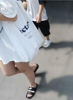 夏天来了，偷拍大街上的骚货美腿1