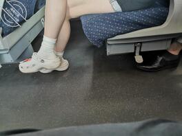 夏天来了，偷拍大街上的骚货美腿