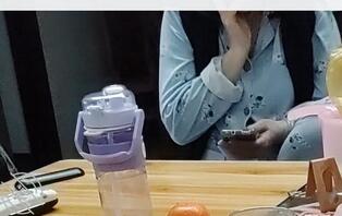 偷拍丈母娘这个骚逼，真想操这个老骚逼。1