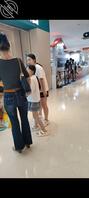 偷拍意淫商场带着两个小女孩的人妻少妇，在她生的女儿和她老公面前欣赏她骚样0