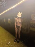 在公园露出 遇到有人过来只能躲在柱子后面 差点被发现