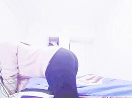 虽然不是哥哥们最爱的校服裤，但这条裤子也同样能看出本母狗的超级大肥臀1