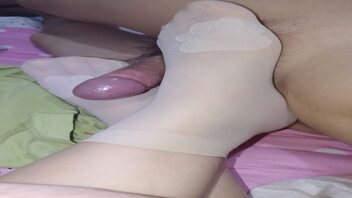 老婆出轨后压根不让我的鸡巴碰到她身体任何部位，只能戴套蹭射