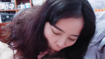 女神级的小姐姐换上黑丝啪啪