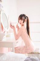 在家一个人偷偷穿透明内衣  1