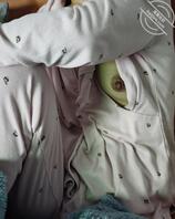 骚货穿着哺乳服装玩手机玩入迷了，骚奶都露出来了（分享给海友们去嘬两口）0