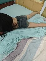 老妈躺在我床上玩手机,那屁股真他妈翘1