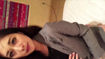 你怎么射我衣服上了！我老公发现怎么办，明天我上班还要穿啊