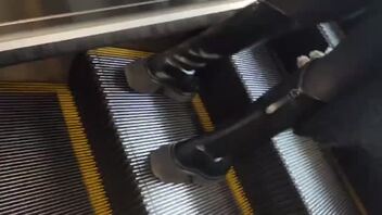 地铁跟踪街射抄底长靴丝袜美女，