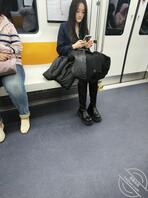 地铁跟踪街射抄底长靴丝袜美女，1